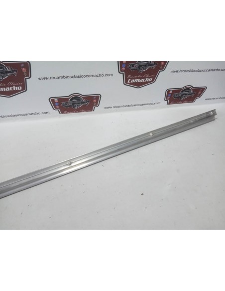 Moldura embellecedor zona inferior puerta Seat 600 y 850