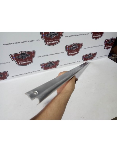 Moldura embellecedor zona inferior puerta Seat 600 y 850